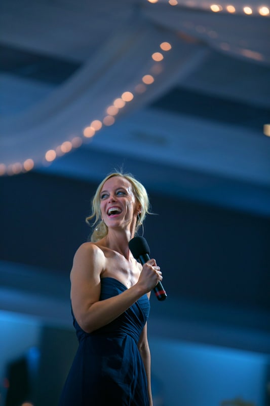 maid of honor gives speech at landerhaven wedding reception