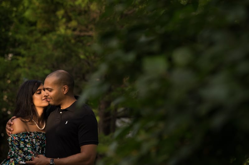 couple kissing at cleveland botanical garden