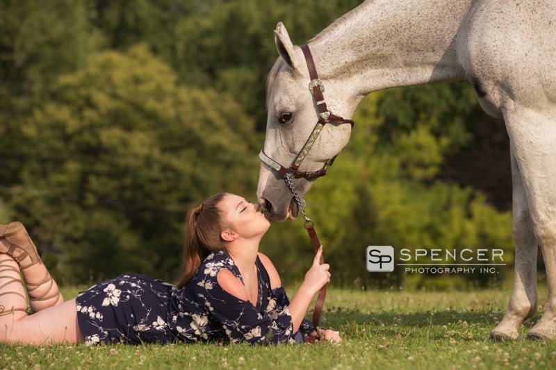 senior pictures with her horse