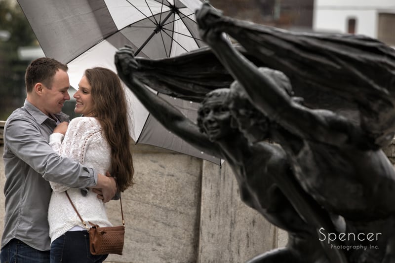 engagement picture in the rain at Cleveland Museum of Art