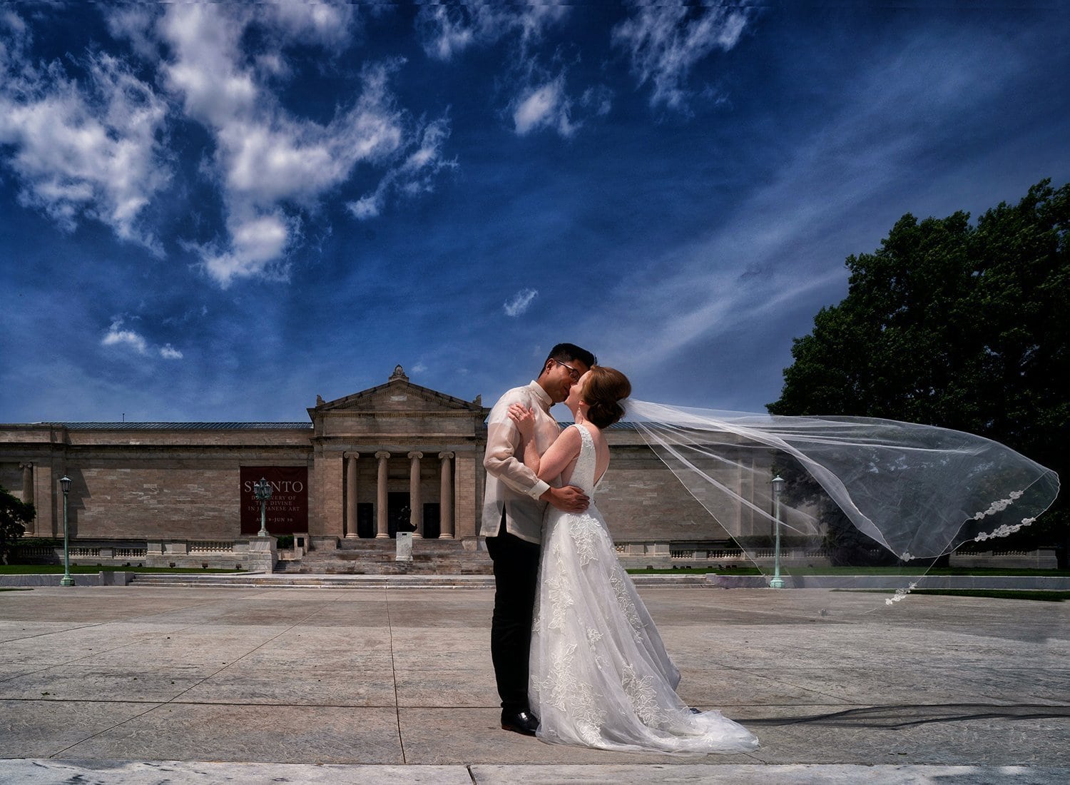 bride and groom kissing at Cleveland Museum of Art // Cleveland wedding photographers