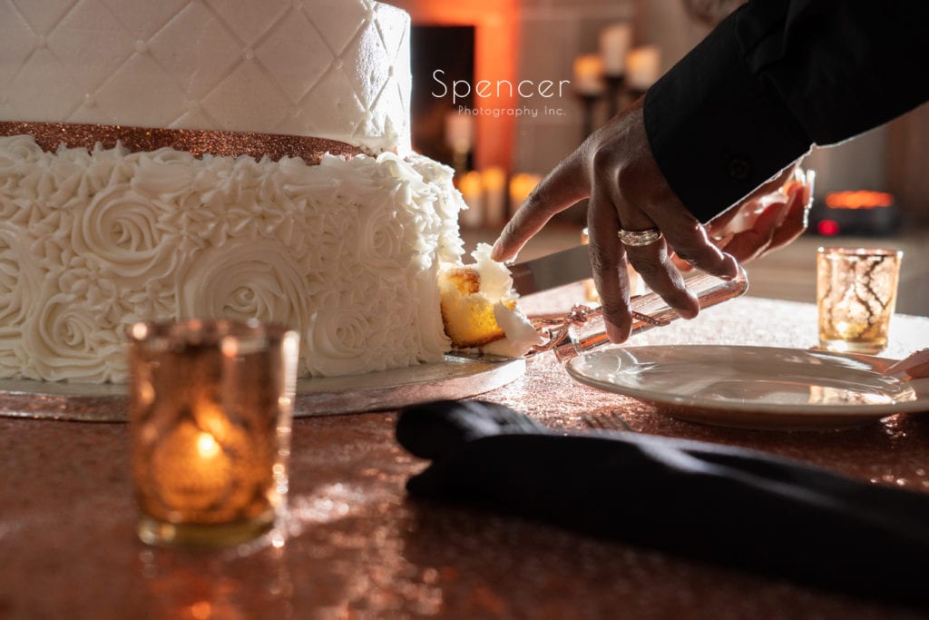 bride and groom cutting wedding cake at Glenmoor