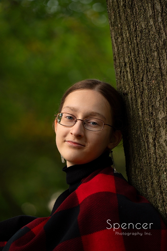 senior picture of girl next to tree at Wade Oval Park