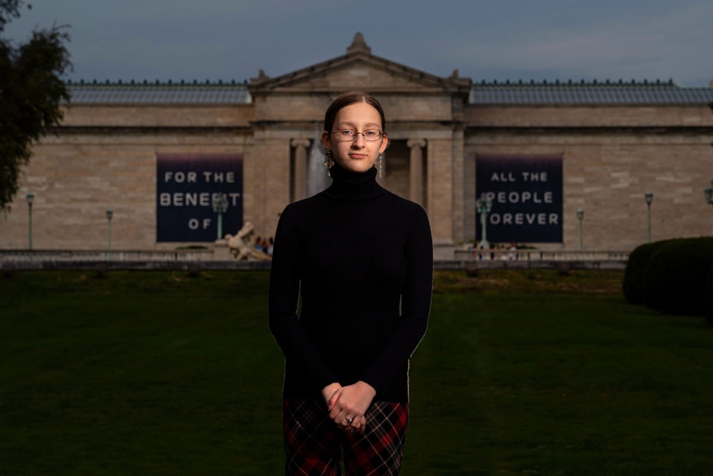 senior picture of girl standing in front of Cleveland Museum of Art