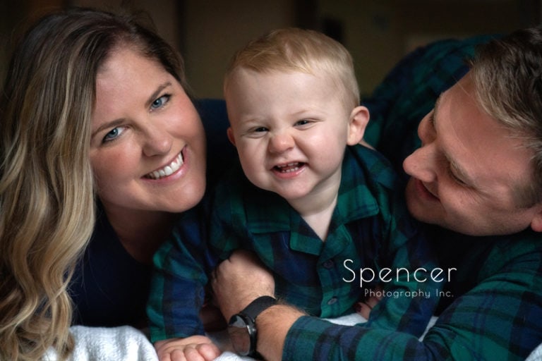 Read more about the article Family Pictures in Willoughby – Cleveland Portrait Photographers