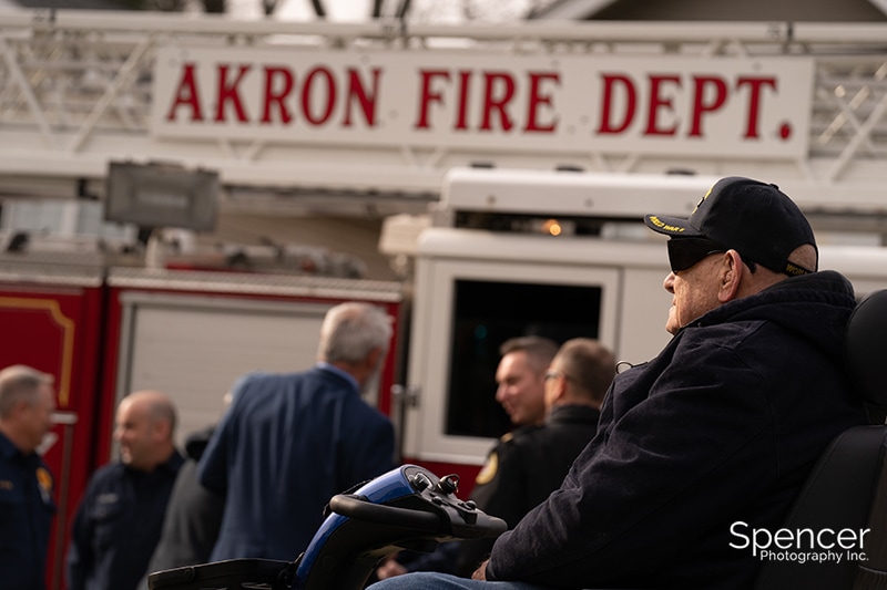 veteran looking at akron fire department