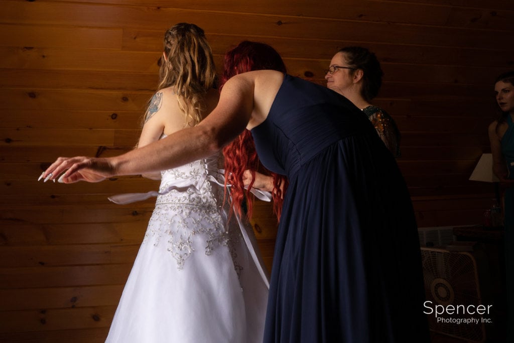 lacing up the brides dress