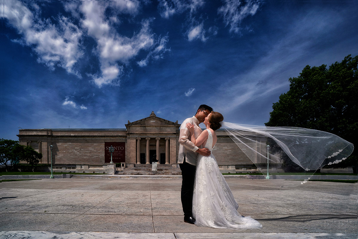 2024 bride and groom kissing at Cleveland Museum of Art